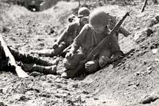 Soldados norteamericanos atrincherados en Italia 1944